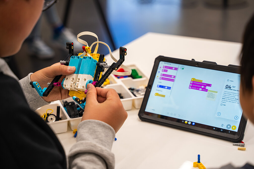 Entdecke die Welt der Robotik mit den LEGO Education SPIKE Essential- oder SPIKE Prime-Sets